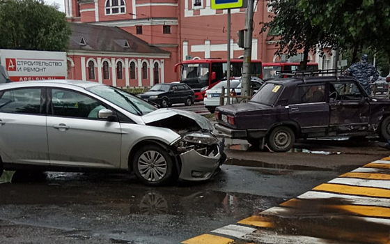В аварии на улице Циолковского пострадали два человека