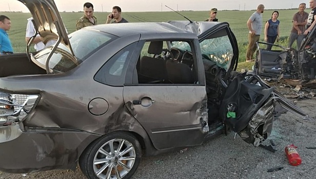 Двое погибших, четверо пострадавших: момент ДТП в Ставропольском крае попал на видео