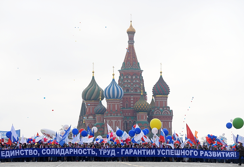 Демонстрация профсоюзов, посвященная празднованию Дня весны и труда, завершилась во вторник на Красной площади в Москве. Передает корреспондент ТАСС с места событий.