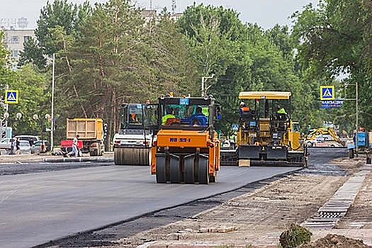 В российском городе грузовик провалился под новый асфальт