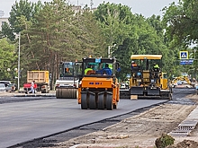 В российском городе грузовик провалился под новый асфальт
