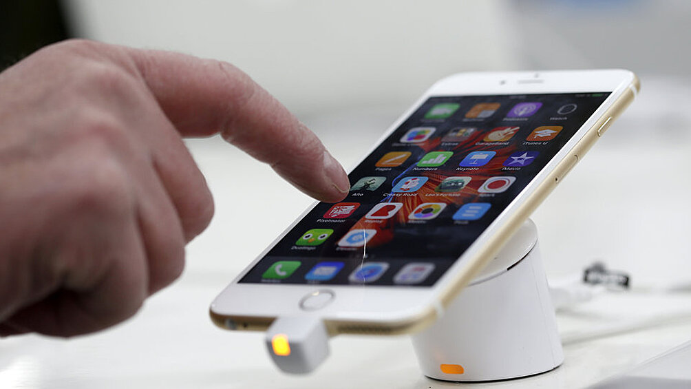 Apple разрабатывает технологию, которая позволит заряжать iPhone и iPad беспроводным путем. Релиз устройства запланирован на 2017 год