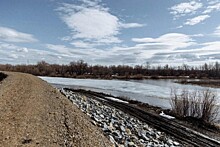 В Кургане на берегу Тобола начали укладывать водоналивные дамбы