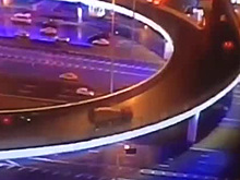 Грузовик протаранил ограждение и вылетел с эстакады в Москве