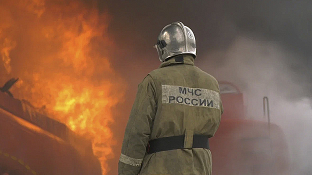 В Ноябрьске тушили двухэтажный гараж