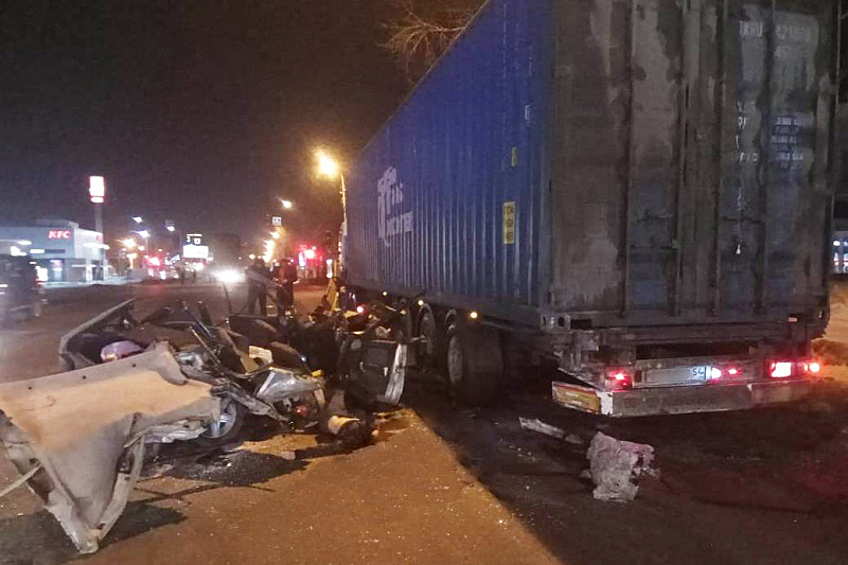 Легковая машина ВАЗ-21093 в Новосибирске врезалась в стоящий на обочине контейнеровоз Mercedes