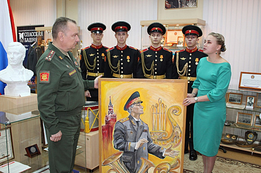 Художница из Наро-Фоминска подарила музею Московского военно-музыкального училища свою картину