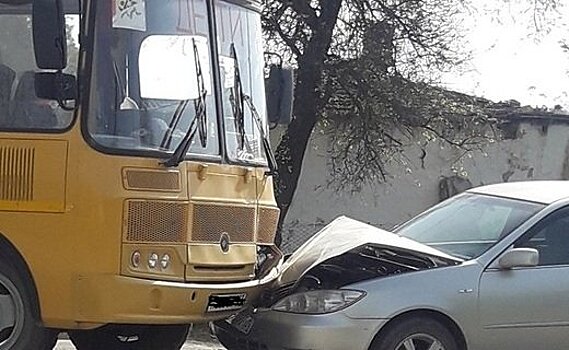 Под Анапой в ДТП попал школьный автобус