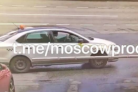 Смертельное ДТП с участием такси и мотоцикла в Москве попало на видео