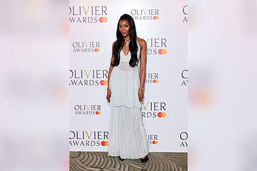 Модель Наоми Кэмпбелл появилась на публике в полупрозрачном платье с декольте