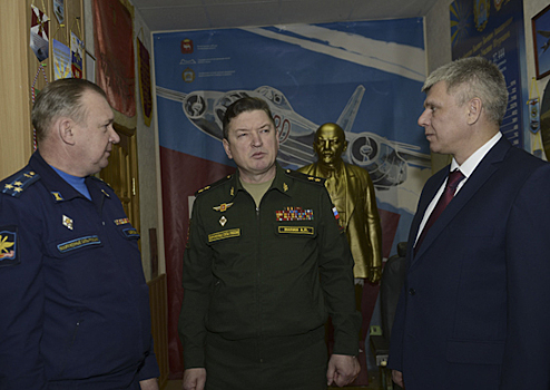 Командующий войсками ЦВО встретился с юнармейцами Челябинского филиала ВУНЦ ВВС