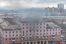 Около красноярского вуза загорелась многоэтажка