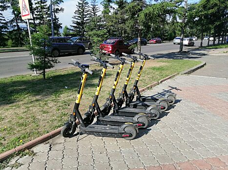 В Омске катание на электросамокате закончилось открытой черепно-мозговой травмой