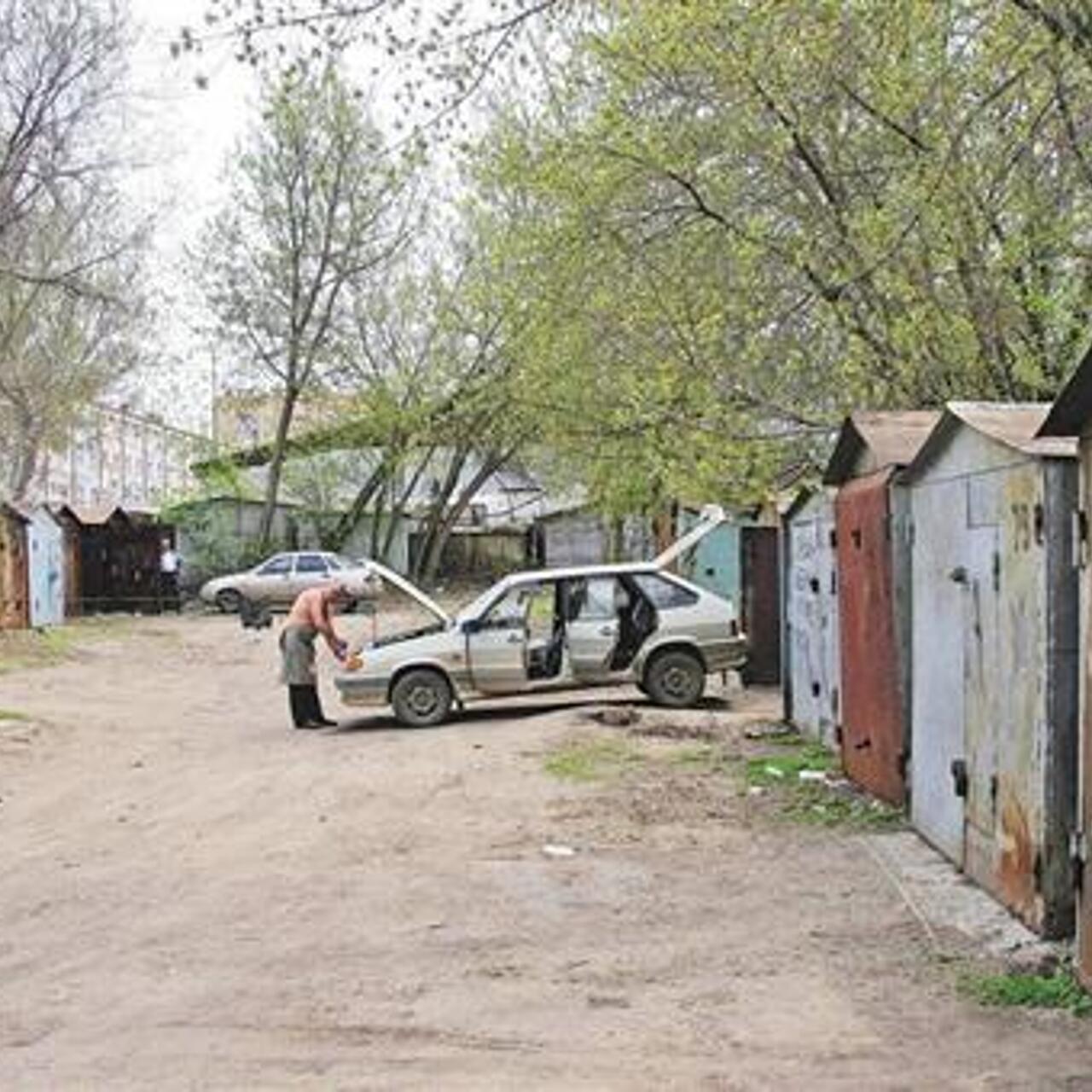 гараж во дворе многоквартирного дома. железные гаражи во дворах. ракушки во дворе. гараж во дворе многоэтажки. металлические гаражи во дворах.