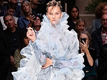 Платья с пальмовыми листьями, многослойные бусы и драматичные рюши в новой весенне-летней коллекции Giorgio Armani