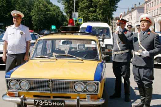 В Новгородской области «Патруль времени» погрузил жителей и гостей города в атмосферу дорожного движения советской эпохи