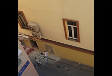 Попытка прорубить дыру в несущей стене здания в центре Москвы попала на видео