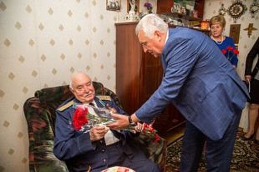 Глава Анапы Юрий Поляков вручил ветерану юбилейную медаль