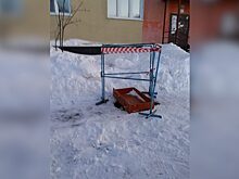 В Ноябрьске коммунальщики разгромили двор во время уборки снега