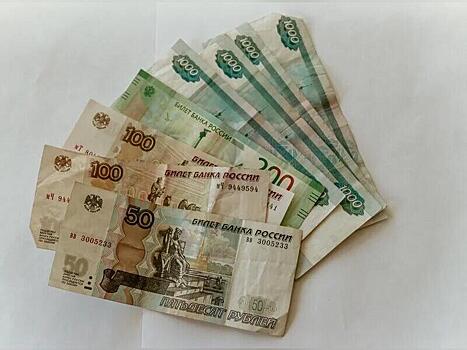 Копеечные зарплаты задолжало предприятие своим работникам