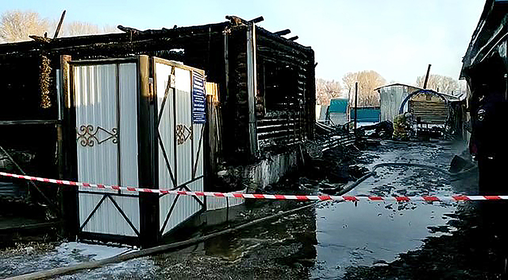 рагедия произошла в ночь на 15 декабря в селе Ишбулдино Абзелиловского района республики Башкортостан. Очевидцы сообщили спасателям, что горит дом престарелых на улице Кизильской.