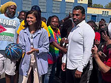 Актеры Зендая и Том Холланд сыграли в баскетбол со школьниками