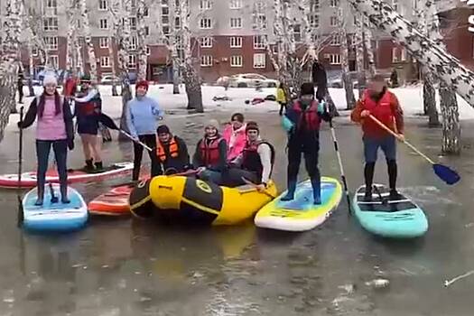 Жители российского города устроили заплыв по оттаявшему двору