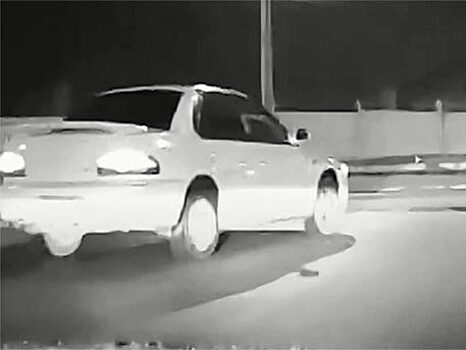Автомобиль уходит от погони на простреленных колесах в Иркутске: видео