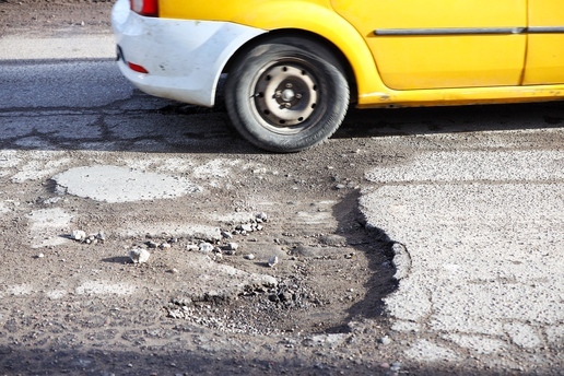 Максимум два дня на ремонт дороги: в мэрии Калининграда рассказали, как реагируют на жалобы автомобилистов