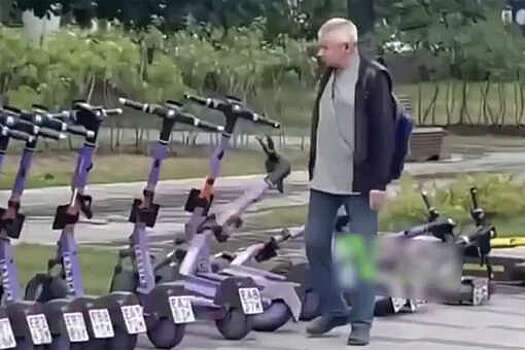 В Москве мужчина повалил самокаты по принципу домино и попал на видео