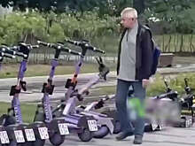 В Москве мужчина повалил самокаты по принципу домино и попал на видео