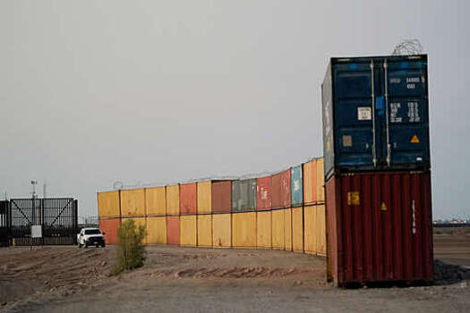 Губернатора Аризоны раскритиковали за использование грузовых контейнеров для укрепления границы