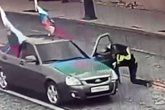 В Тюмени на видео попало, как водитель прокатил гаишника на двери Lada Priora