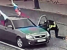 В Тюмени на видео попало, как водитель прокатил гаишника на двери Lada Priora