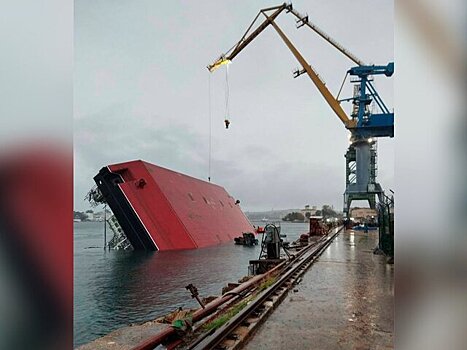 Два человека погибли при опрокидывании плавучего крана в Севастополе