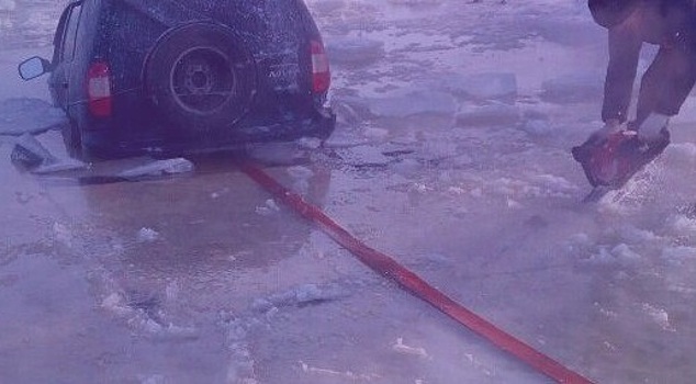 Не зная броду. Автолюбитель выехал на лед в Желнино и его пришлось вытягивать из воды