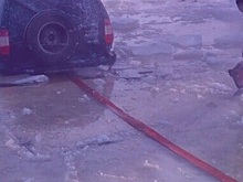 Не зная броду. Автолюбитель выехал на лед в Желнино и его пришлось вытягивать из воды