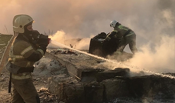 На западе Волгограда потушили пожар в балке