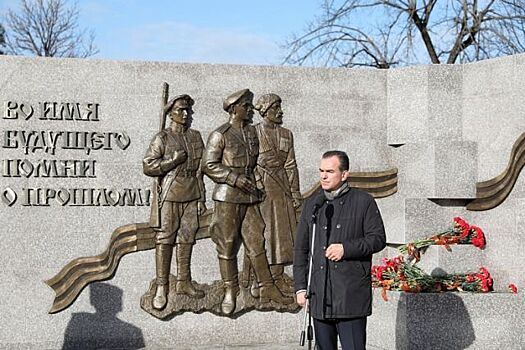 Вениамин Кондратьев возложил цветы к мемориалу «Расстрельный угол»