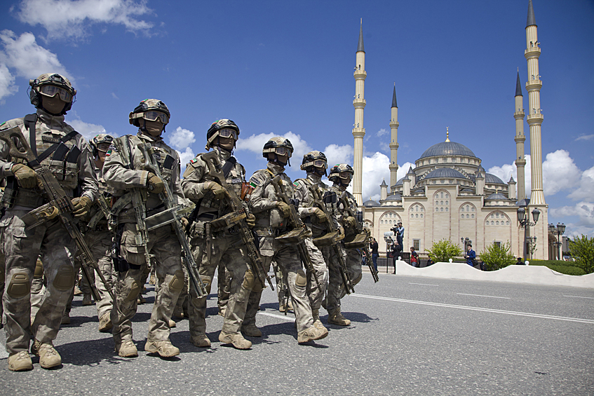 Во время военного парада, посвященного 71-й годовщине Победы в Великой Отечественной войне в Грозном