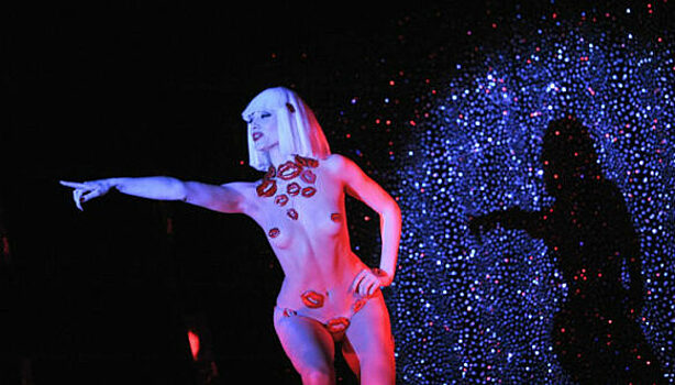 18 пикантных кадров, приоткрывающих занавес легендарного кабаре Crazy Horse