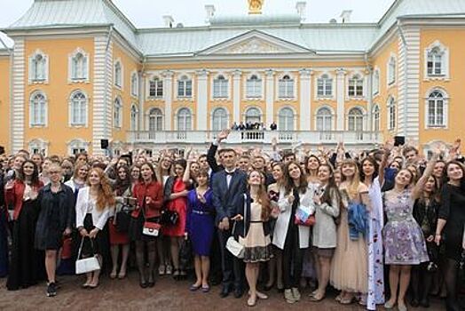 Власти Петербурга приобретут для школ города новые учебники на 760 млн руб.