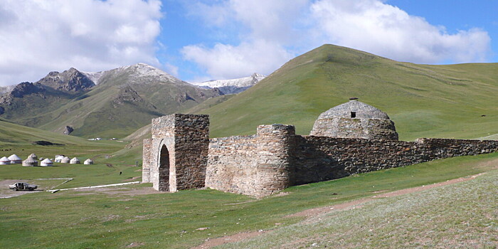Торговый дом кочевников: чем примечательна древняя крепость Таш-Рабат в Кыргызстане?