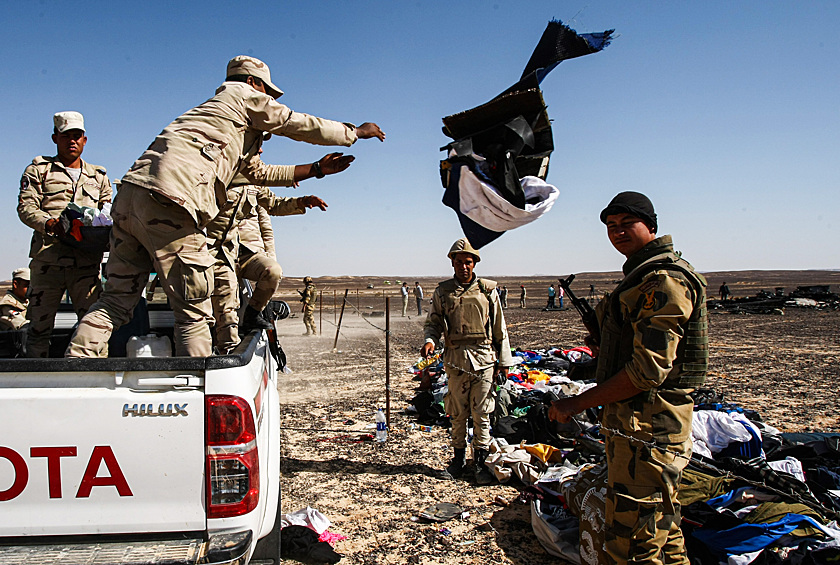 Военнослужащие собирают личные вещи пассажиров самолета Airbus A321 авиакомпании "Когалымавиа", 2015 год