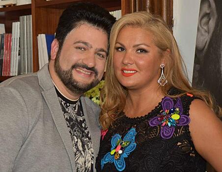 Анна Нетребко в мятном мини-платье поддержала мужа на светском мероприятии