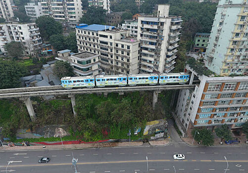 В Китае поезд проезжает прямо через жилой дом