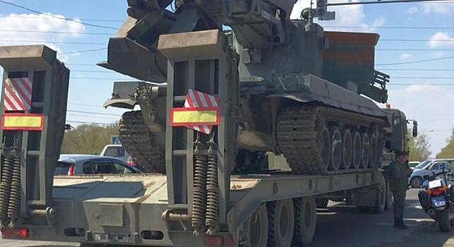 Армейский тягач согнул в Хабаровске два столба «Горсвета»