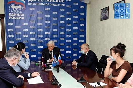 Заместитель Председателя Совета Федерации Ильяс Умаханов выслушал проблемы дагестанцев