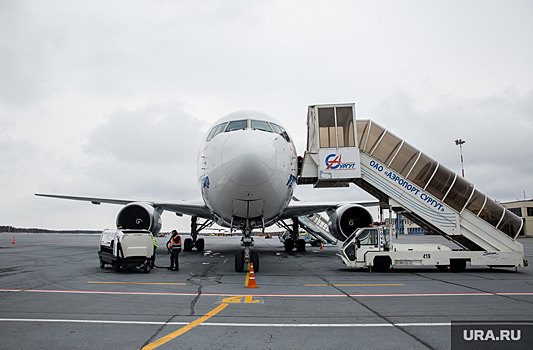 Самолет Utair не смог вылететь из Сургута из-за сигнализации об открытой двери