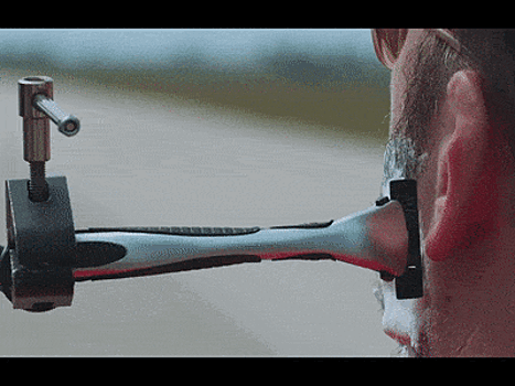 Видео: Венгерского шоумена побрили гоночной «Шкодой»